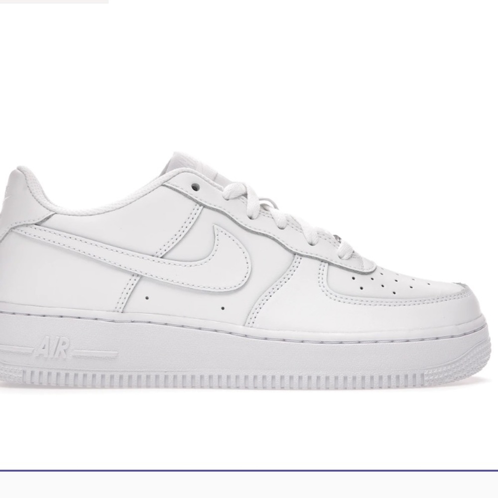 Girls Nike White on White. Size 5Y. Air Force 1 LE. Slightly used